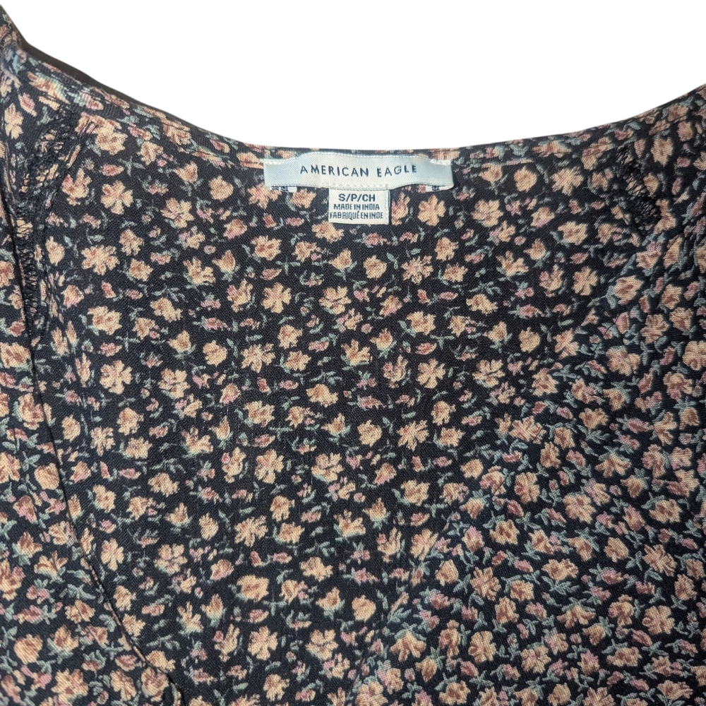 🛍️American Eagle Outfitters Black and Pink Floral Top - Picture 2 of 5